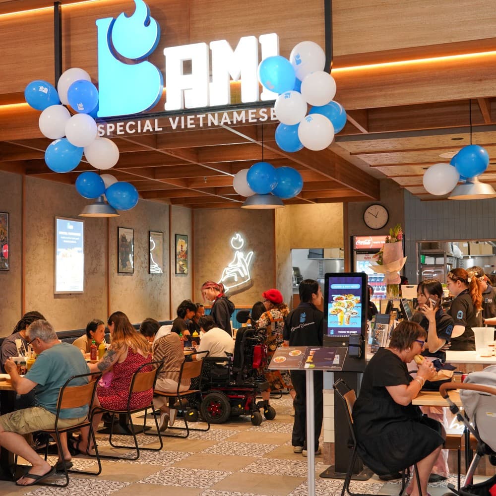Cửa hàng Bami Castle Plaza. Kiosk tự đặt món và quầy phục vụ tại cửa hàng
